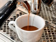 Einer Russin ist der Halt für Kaffee und Kuchen in einem Imbiss in Dietikon ZH teuer zu stehen gekommen. (Symbolbild) (Bild: KEYSTONE/WALTER BIERI)