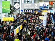 Volle Eincheckhalle bei Amsterdams Flughafen Schiphol, der von einem Stromausfall betroffen war. (Bild: KEYSTONE/EPA ANP/REMKO DE WAAL)