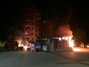 Beim Brand neben der Schule in Villars-sur-Glâne sind zwei Busse und ein Container ausgebrannt. (Bild: Kantonspolizei Freiburg) (Bild: Kantonspolizei Fribourg)