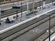 Die französischen Bahnangestellten setzten am Wochenende ihren Streik gegen die Reformpläne der Regierung fort. Erneut fielen zahlreiche Zugsverbindungen aus. (Bild: KEYSTONE/EPA/SEBASTIEN NOGIER)