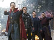 Szene aus "Avengers: Infinity War." V.l.: Benedict Cumberbatch, Robert Downey Jr., Mark Ruffalo und Benedict Wong. An den nordamerikanischen Kinokassen hatte der Film ein rekordverheissendes Startwochenende. (Bild: Keystone/AP Disney-Marvel/CHUCK ZLOTNICK)