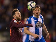 Lionel Messi im Duell mit dem Schweizer Internationalen Fabian Schär (Bild: KEYSTONE/AP/LALO R. VILLAR)