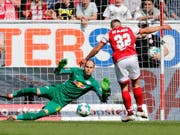 Pablo De Blasis brachte Mainz gegen Leipzig mit einem Foulpenalty in Führung (Bild: KEYSTONE/EPA/RONALD WITTEK)