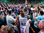 Al Horford holt sich die Gratulationen der Fans nach Spielschluss ab (Bild: KEYSTONE/AP/CHARLES KRUPA)