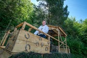 Erwin Küttel, Sennammann, auf einem Umzugswagen für die Sännechilbi in Vitznau. (Bild: Pius Amrein, 30. April 2018).