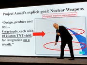 Israels Regierungschef Benjamin Netanjahu bei seiner Präsentation, die ein "geheimes" iranisches Atomwaffen-Programm beweisen soll. (Bild: KEYSTONE/AP/SEBASTIAN SCHEINER)