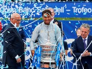 Der nächste Pokal: Rafael Nadal badet nach seinem 11. Titel in Barcelona im Konfettiregen (Bild: KEYSTONE/EPA EFE/ALEJANDRO GARCIA)