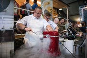 WK-Soldaten bereiten in der Halle 4 mit flüssigem Stickstoff ein Holunderblüten-Sorbe zu. Bild: Roger Grütter (Luzern, 29. April 2018)