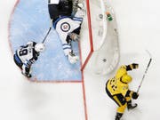 Puck im Netz, Fiala jubelt: Der Schweizer mit der Nummer 22 schoss für Nashville in der zweiten Verlängerung das entscheidende 5:4 (Bild: KEYSTONE/AP/MARK HUMPHREY)