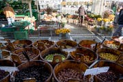 Ein Stand am Luzerner Wochenmarkt. | Bild: Nadia Schärli (Luzern, 23. September 2017)