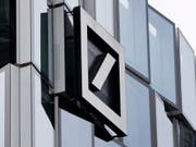 Der Deutschen Bank drohen weitere Probleme - einige Aktionäre wollen die Führungsmannschaft auf der Generalversammlung nicht entlasten. (Bild: KEYSTONE/AP/MICHAEL PROBST)