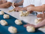 Die Frauen an diesem Tisch sollen für ihre Arbeit nicht weniger Lohn erhalten als ihre Kollegen. Das fordert der Dachverband Travail.Suisse. (Themenbild) (Bild: KEYSTONE/CHRISTIAN BEUTLER)
