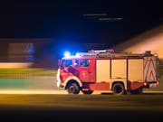Bei einem Brand auf einem Campingplatz am Murtensee sind ein knappes Dutzend Wohnwagen ganz oder teilweise zerstört worden. (Bild: KEYSTONE/MAXIME SCHMID)