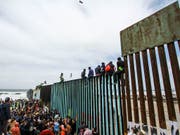 Zahlreiche Flüchtlinge bitten an der Grenze der USA zu Mexiko nahe der mexikanischen Grenzstadt Tijuana um Einlass in die Vereinigten Staaten. (Bild: KEYSTONE/EPA EFE/JOEBETH TERRIQUEZ)