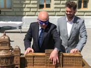 Bundesrat Ueli Maurer ertastet das haptische Modell des Bundeshauses. (Bild: SBV)