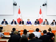 Bundesrätin Simonetta Sommaruga präsentiert gemeinsam mit Kantonsvertretern die Integrationsagenda, auf die sich Bund und Kantone geeinigt haben. Flüchtlinge und vorläufig Aufgenommene sollen rascher in den Arbeitsmarkt integriert werden. (Bild: KEYSTONE/ANTHONY ANEX)