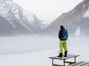 Schleichwerbung für Skis, sagt der Ombudsmann: Nik Hartmann in der Sendung "SRF bi de Lüt – Winter Wunderland". (Bild: SRF)