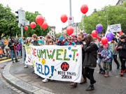 Mit bunten Transparenten und unterschiedlichen Anliegen gingen am Tag der Arbeit Tausende Menschen in der Schweiz auf die Strasse. Die Hauptforderung der Gewerkschaften lautete "Lohngleichheit. Punkt. Schluss." (Bild aus Zürich) (Bild: KEYSTONE/PATRICK HUERLIMANN)