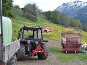 Tragödie auf einem Bündner Bauernhof: Beim Abladen von Heuballen hat ein Bauer mit seinem Traktor einen eineinhalbjährigen Jungen angefahren und schwer verletzt. (Bild: Kapo GR)