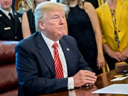 Neues Ungemach: Im Streit über strengere Abgas- und Verbrauchsvorschriften für Autos in den USA haben mehrere Bundesstaaten Klage gegen die Regierung von Präsident Donald Trump eingereicht. (Bild: KEYSTONE/EPA Bloomberg POOL/ANDREW HARRER / POOL)