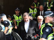 Ihm wird wegen Vorwürfen des sexuellen Missbrauchs der Prozess gemacht: Vatikan-Finanzchef George Pell (m). (Bild: Keystone/EPA/JOE CASTRO)