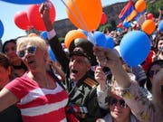 Anhänger von Armeniens Oppositionsführer Nikol Paschinjan in der Hauptstadt Eriwan. Paschinjan verspricht einen Kampf gegen Korruption und Armut in Armenien. Zudem will er vorgezogene Neuwahlen. (Bild: Keystone/AP/THANASSIS STAVRAKIS)