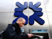 Zu viele Zweigestellen: Die Royal Bank of Scotland (RBS) schliesst Dutzende Filialen und streicht 800 Stellen. (Bild: Keystone/EPA/ANDY RAIN)