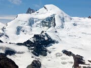 Der Fee- und Allalin-Gletscher oberhalb von Saas-Fee: Ein französischer Tourenskifahrer hat sich hier bei einem Lawinenniedergang tödlich verletzt. (Bild: KEYSTONE/ALESSANDRO DELLA BELLA)