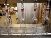 Schottland setzt im Kampf gegen zu viel Alkohol-Konsum beim Preis an (Symbol). (Bild: KEYSTONE/AP/ROGELIO V. SOLIS)