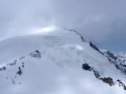 Im Gebiet des Pigne d'Arolla mussten über ein Dutzend Skitourengänger wegen eines Wettereinbruchs im Freien übernachten. Mindestens sechs Personen überlebten die Strapazen und die Kälte nicht. (Bild: KEYSTONE/AP Kantonspolizei Valais)