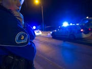 Eine Patrouille der Genfer Polizei verursachte mit Blaulicht, aber ohne Sirene einen Unfall. (Bild: KEYSTONE/SALVATORE DI NOLFI)