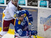 Lukas Stoop (auf den Knien) spielt künftig wieder beim HC Davos (Bild: KEYSTONE/PATRICK B. KRAEMER)