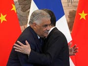 Umarmung nach Unterzeichnung der gemeinsamen Erklärung: Die Aussenminister Chinas und der Dominikanischen Republik, Wang Yi (r) und Miguel Vargas (l). (Bild: Keystone/AP/ANDY WONG)