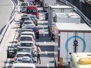 Bereits am Mittwoch staute sich der Verkehr vor dem Gotthard in Richtung Süden. (Bild: KEYSTONE/URS FLUEELER)