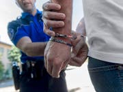 Die Tessiner Polizei hat am Donnerstag einen jungen Mann festgenommen, welcher gedroht hatte, mehrere Personen zu töten. (Bild: KEYSTONE/CARLO REGUZZI)