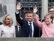 Das Ehepaar Macron mit Bundeskanzlerin Merkel vor dem Aachener Rathaus (Bild: KEYSTONE/EPA/FRIEDEMANN VOGEL)