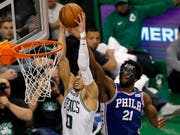 Starke Vorstellung. Celtics-Rookie Jayson Tatum (li.) lässt sich von Philadelphias Joel Embiid nicht stoppen (Bild: KEYSTONE/EPA/CJ GUNTHER)