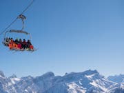 Nicht alle Familien können sich Wintersportferien leisten. Für viele Kinder sind Schneesportlager mit der Schule der einzige Zugang zum Ski- und Snowboardfahren. (Bild: Keystone/ANTHONY ANEX)