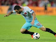 Arda Turan (hier im Trikot der Nationalmannschaft während der EM 2016) muss eine lange Sperre absitzen (Bild: KEYSTONE/EPA/MOHAMED MESSARA)