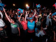 In Malaysia gab es nach dem Wahlsieg der Opposition bei der Parlamentswahl vielerorts Freudenfeiern auf den Strassen. (Bild: KEYSTONE/AP/ANDY WONG)