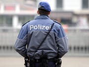 In der Nacht auf Donnerstag wurde ein Zürcher Stadtpolizist in der Nähe des GC-Fanlokals im Kreis 5 von Chaoten spitalreif geschlagen. (Bild: Keystone/WALTER BIERI)