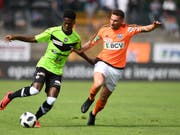 Lausannes Francesco Margiotta (rechts) im Duell mit Luganos Eloge Yao (Bild: KEYSTONE/TI-PRESS/GABRIELE PUTZU)