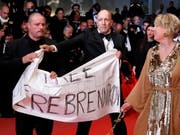 Mit einer Protestaktion auf dem roten Teppich in Cannes wollte ein Filmteam für Aufmerksamkeit für seinen Regisseur sorgen. (Bild: KEYSTONE/EPA/IAN LANGSDON)