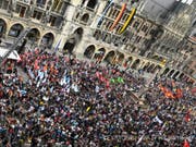 Rund 30'000 Menschen haben bei einer Demonstration in der Innenstadt von München gegen das neue bayerische Polizeiaufgabengesetz demonstriert. (Bild: Keystone/DPA/FELIX HÖRHAGER)