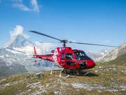 Die Air Zermatt barg am Donnerstag einen Jugendlichen am Fusse des Monte-Rosa-Massivs aus einer 12 Meter tiefen Gletscherspalte. Der 17-Jährige überlebte den Sturz nicht. (Bild: KEYSTONE/DOMINIC STEINMANN)