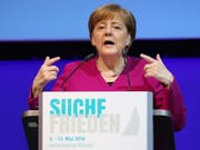 Bundeskanzlerin Angela Merkel sieht das Atomabkommen mit dem Iran vor einer unsicheren Zukunft (Bild: KEYSTONE/EPA/FOCKE STRANGMANN)