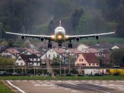 Harte Landung für einen Piloten: Nachdem er Blau gemacht hatte, wurde ihm gekündigt. (Bild: KEYSTONE/CHRISTIAN MERZ)