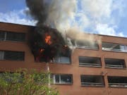 Um sich vor den Flammen zu retten, sprangen die Bewohner aus dem Fenster. Weshalb die Wohnung in Zürich-Oerlikon in Brand geriet, ist noch unklar. (Bild: Stapo Zürich)