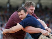 Matthias Siegenthaler hier in einem seiner Duelle mit Christian Stucki (Bild: KEYSTONE/PETER KLAUNZER)
