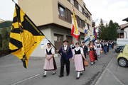 Die Fahnendelegation mit den Delegierten auf dem Marsch zum Bodenschulhaus. (Bild: Franz Imholz Andermatt, 9. Mai 2018)